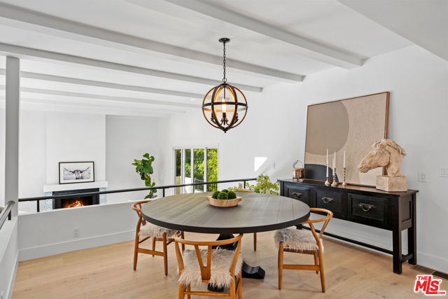 4148 Sunswept Drive, Studio City CA: https://media.crmls.org/mediaz/69023494-7ee1-4e09-8cee-32097511023f.jpg
