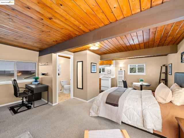 6866 Thornhill Dr, Oakland CA: https://media.crmls.org/mediaz/69025893-9058-4a37-bde8-db3edf43965b.jpg