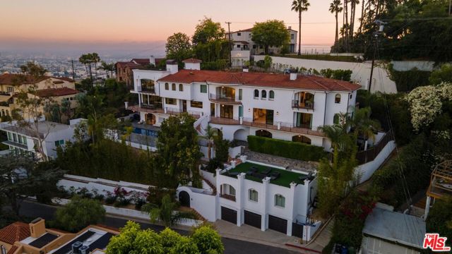 4733 Bonvue Avenue, Los Angeles CA: https://media.crmls.org/mediaz/69026f96-6a3c-48c2-8541-6fc89401aa90.jpg