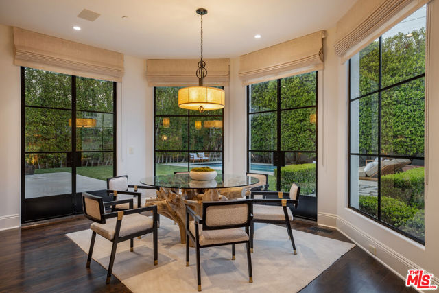 706 N Crescent Drive, Beverly Hills CA: https://media.crmls.org/mediaz/69028ad4-8d8b-4f43-b796-76eae7a1176d.jpg