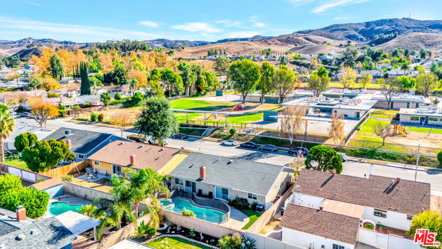 2425 Dusan Street, Simi Valley CA: https://media.crmls.org/mediaz/690390c9-a3a8-48c3-b62d-fba18589220c.jpg