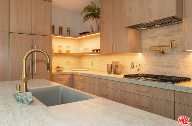 1008 Oakwood Avenue, Venice CA: https://media.crmls.org/mediaz/690534ee-26c0-4bff-be4d-79575fa7a82f.jpg