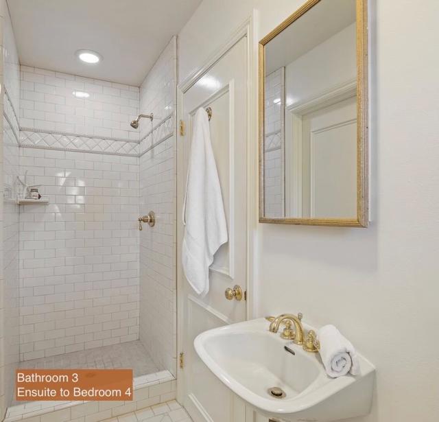 1435 Highland View Court, Los Altos CA: https://media.crmls.org/mediaz/69065283-cec2-4c8f-8f75-46b08ba61405.jpg