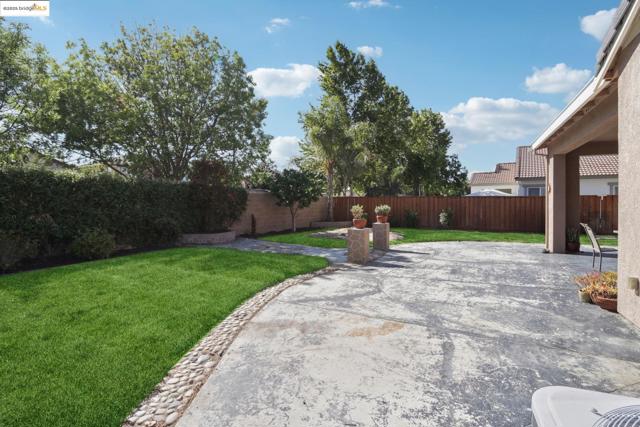 124 Clear Lake Ct, Oakley CA: https://media.crmls.org/mediaz/69073277-d2bd-4cf4-bb1b-9d6de9cc9b37.jpg
