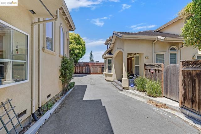 35 Amherst Ct, Menlo Park CA: https://media.crmls.org/mediaz/6908dad3-8658-48ee-a279-992fc792f446.jpg