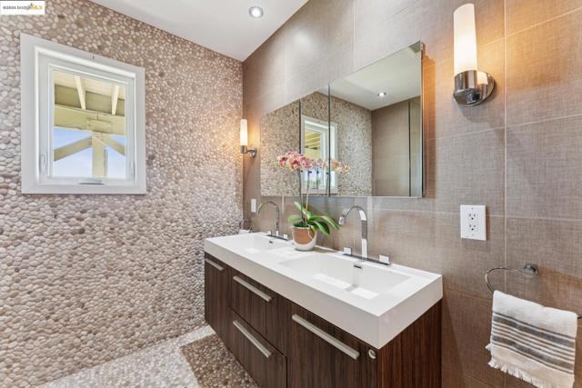 5958 Colton Blvd., Oakland CA: https://media.crmls.org/mediaz/690b7223-9236-4cd9-a6d2-eac33246949a.jpg