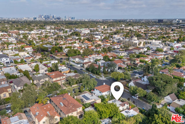 7361 Oakwood Avenue, Los Angeles CA: https://media.crmls.org/mediaz/690be1cc-13f1-41d1-8745-f46d604f24ae.jpg