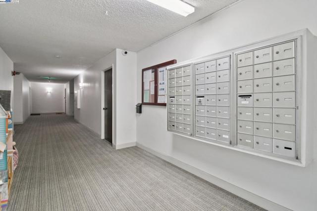 950 Shorepoint Ct, Alameda CA: https://media.crmls.org/mediaz/690cf677-c871-4290-91b0-d36c56701ad3.jpg