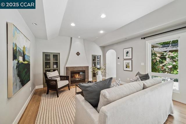 390 Castello Rd, Lafayette CA: https://media.crmls.org/mediaz/690d6ab6-7df2-460c-a60b-a95067475f28.jpg