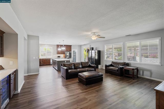 812 Westgate Drive, Vacaville CA: https://media.crmls.org/mediaz/6910836c-b5fe-457b-ab6a-b49545d8f9df.jpg