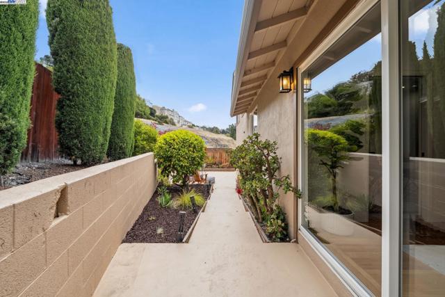 598 CRESTMONT DRIVE, Oakland CA: https://media.crmls.org/mediaz/691098d7-2e8b-48fb-af17-ad24d16926fc.jpg
