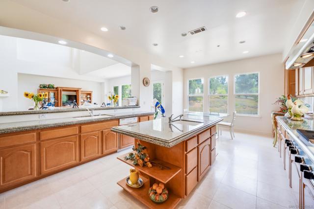 1964 Tracy Ct, Fallbrook CA: https://media.crmls.org/mediaz/6910b3a3-1ca6-4759-8899-341798817581.jpg