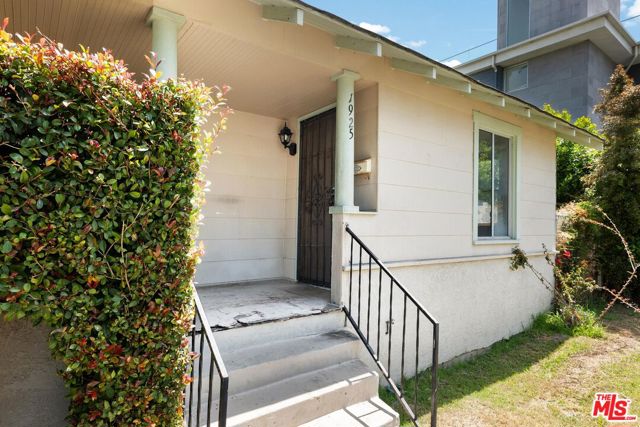 1925 19th Street, Santa Monica CA: https://media.crmls.org/mediaz/69114bf7-1182-4cf3-a60b-c08153e2677d.jpg