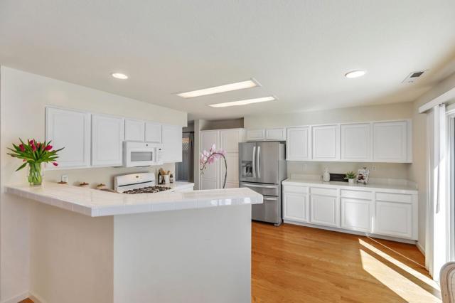 9642 Eagle Hills Way, Gilroy CA: https://media.crmls.org/mediaz/6912db9c-89b1-4751-9db0-b571b0df4f73.jpg