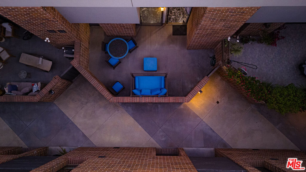 https://media.crmls.org/mediaz/6912fe7d-4107-4dde-aeca-1a201e55660b.jpg?preset=X-Large