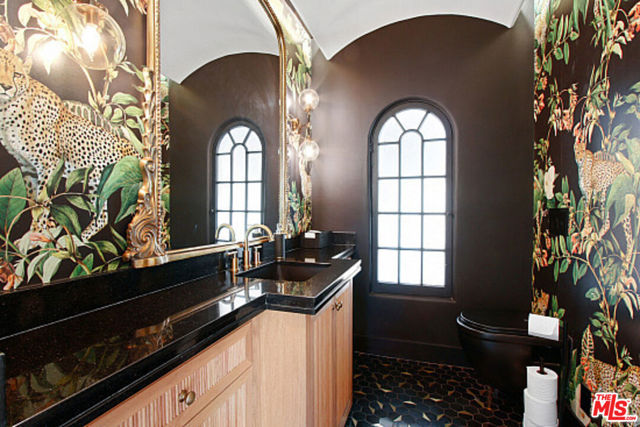 9451 Sunset Boulevard, Beverly Hills CA: https://media.crmls.org/mediaz/69130070-ce9f-44d4-8bd2-1a2fb9808ed3.jpg