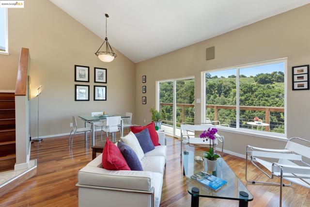 10353 Royal Oak Rd, Oakland CA: https://media.crmls.org/mediaz/69135aa8-1141-4f9e-9bef-37bd64a92f91.jpg