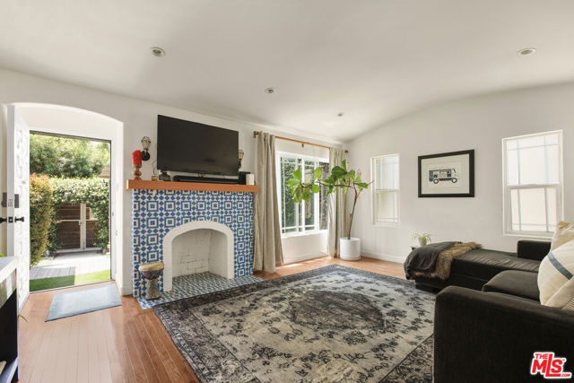 3911 Exposition Boulevard, Los Angeles CA: https://media.crmls.org/mediaz/6913bbcf-fa6f-4d49-815c-ca0b8089dbd8.jpg