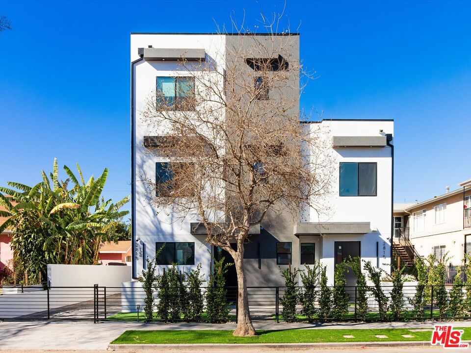 1/2 S Redondo Boulevard