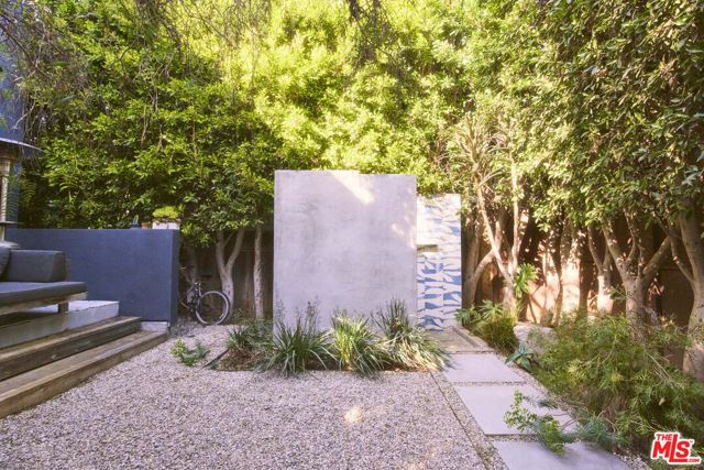 906 Superba Avenue, Venice CA: https://media.crmls.org/mediaz/69150568-0d36-471e-adeb-07bf2a5362a0.jpg