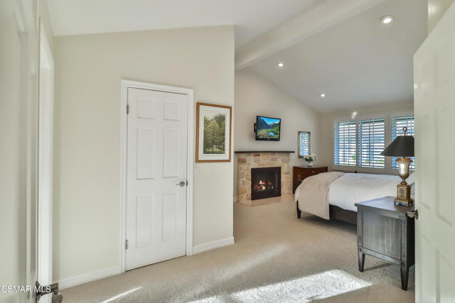 2328 Otono Circle, Thousand Oaks CA: https://media.crmls.org/mediaz/6917e0b6-bea4-48b5-95ee-5773455ae23d.jpg