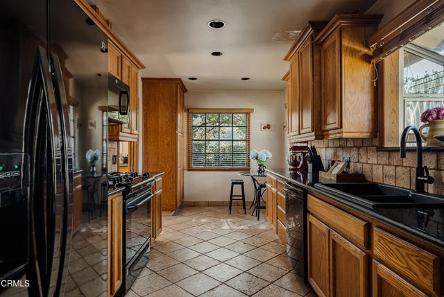 Detail Gallery Image 7 of 29 For 3818 Altura Ave, La Crescenta,  CA 91214 - 3 Beds | 2 Baths