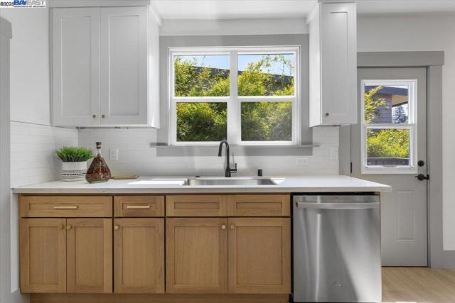 689 Santa Ray Ave, Oakland CA: https://media.crmls.org/mediaz/691847dd-510d-48bb-b7fe-5c0ab90aeeb2.jpg
