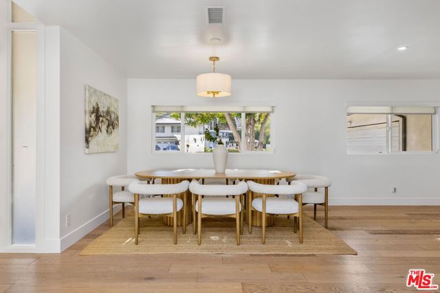 5200 Del Moreno Drive, Woodland Hills CA: https://media.crmls.org/mediaz/69197e78-3fde-4d54-bb84-85aeefb42f1d.jpg