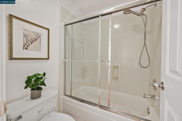 422 Sutton Cir, Danville CA: https://media.crmls.org/mediaz/6919be7d-d2ba-4eac-a349-76199e6d2753.jpg