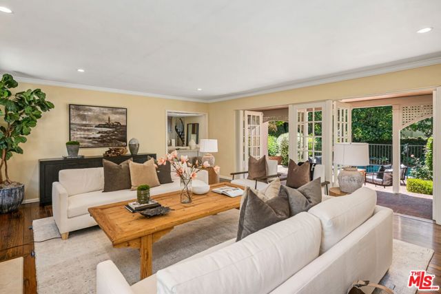 1376 San Ysidro Drive, Beverly Hills CA: https://media.crmls.org/mediaz/691a1cd0-ca58-49ac-8184-d5d345ebedb9.jpg