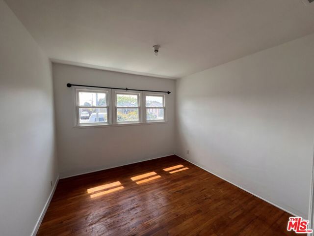 5037 W 126th Street, Hawthorne CA: https://media.crmls.org/mediaz/691a8e7e-8cb6-46ff-9b0e-01b3a4a29fc9.jpg
