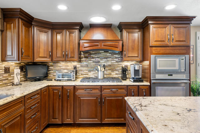 40 Joya Drive, Palm Desert CA: https://media.crmls.org/mediaz/691bb0a1-08b5-480f-9a18-fcdb643b8e9a.jpg