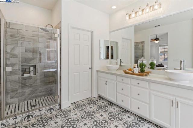 3989 Strafford Ct, Dublin CA: https://media.crmls.org/mediaz/691bdd7f-09e4-42ae-99c6-d627d9694362.jpg