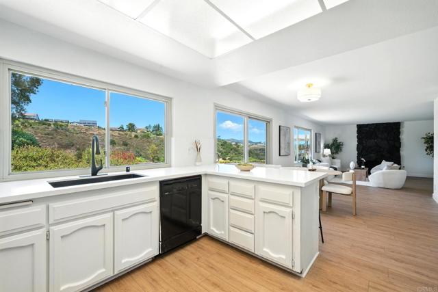 Detail Gallery Image 14 of 47 For 2165 Flying Hills Ln, El Cajon,  CA 92020 - 3 Beds | 2/1 Baths