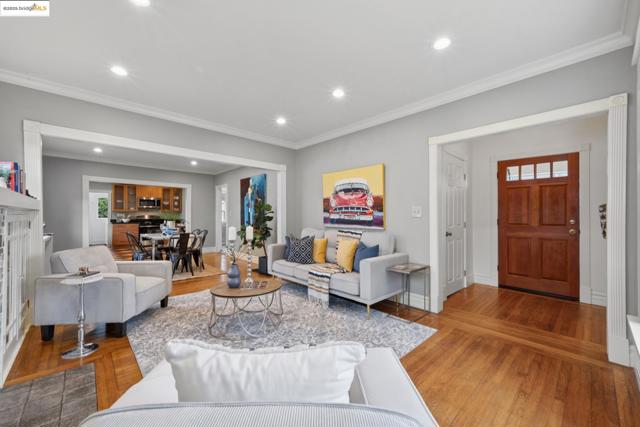 1193 64Th St, Oakland CA: https://media.crmls.org/mediaz/691c7aaf-c6b2-4440-b037-c9899eee94ec.jpg