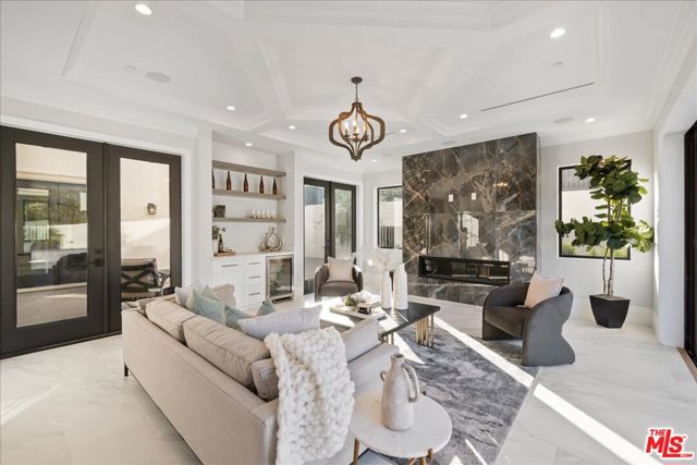 4351 Vanalden Avenue, Tarzana CA: https://media.crmls.org/mediaz/691cdb75-7d9d-4bbb-922b-7ceb3ca7ee28.jpg