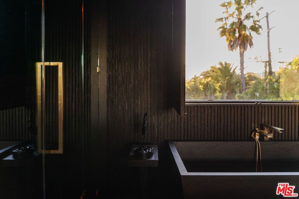 https://media.crmls.org/mediaz/691e3cd6-cfe3-4f0f-bd42-da0b53aef17f.jpg?preset=X-Large