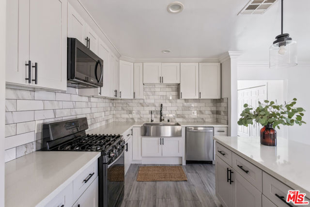 3921 S Victoria Avenue, Los Angeles CA: https://media.crmls.org/mediaz/691f92a8-9707-4e43-8548-8a6620e84f85.jpg
