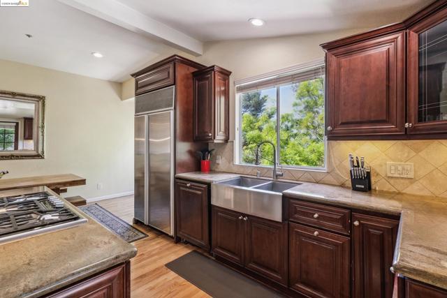 2335 Tunnel Rd, Oakland CA: https://media.crmls.org/mediaz/69231d40-dd3a-499d-a27d-553928881c3b.jpg