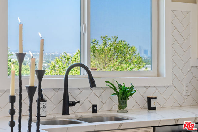 4113 Don Diablo Drive, Los Angeles CA: https://media.crmls.org/mediaz/6923925d-eee0-456b-b877-2ae0396ba5fc.jpg