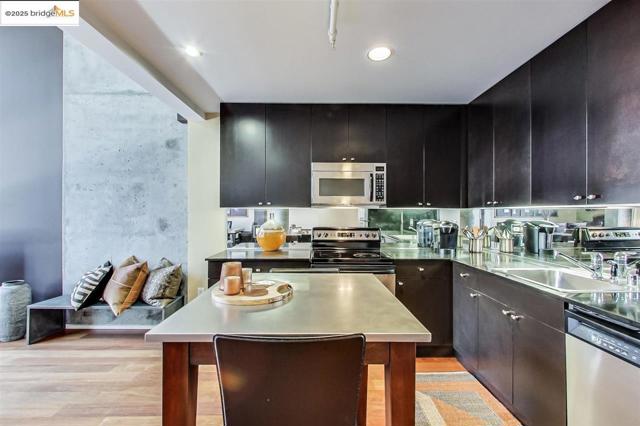 311 Oak St, Oakland CA: https://media.crmls.org/mediaz/6923b7b5-ddd1-4fc5-b6b6-f975368a5cca.jpg