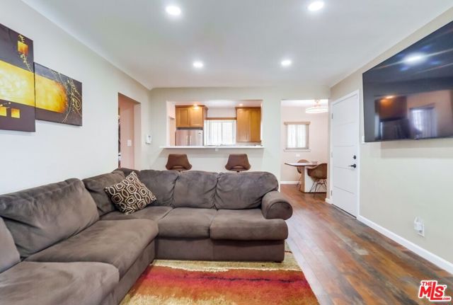 7220 10th Avenue, Los Angeles CA: https://media.crmls.org/mediaz/6924ea4e-eb02-4d64-9fd1-afc4a31da5b7.jpg