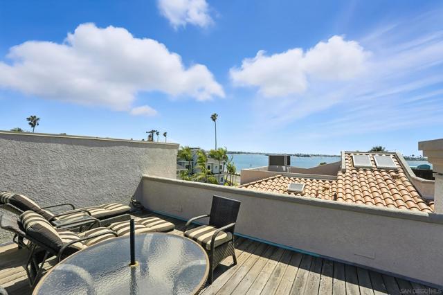 3701 Riviera Dr, San Diego CA: https://media.crmls.org/mediaz/6925f922-b504-4f4c-82e5-16e114e97911.jpg