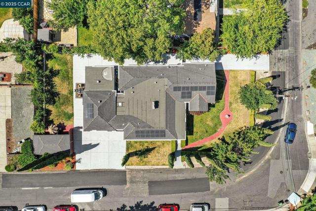 2401 Casa Way, Walnut Creek CA: https://media.crmls.org/mediaz/6926d5ed-91e3-46ef-af8e-70d3fa215c9b.jpg