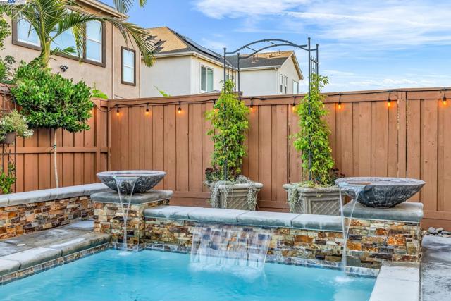 2305 Augusta Ave, Tracy CA: https://media.crmls.org/mediaz/6927941a-4de8-43b1-86b5-c4af85f87910.jpg