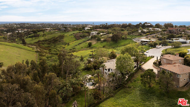28902 Verde Mesa Lane, Malibu CA: https://media.crmls.org/mediaz/6927c9fc-7925-401a-9e36-ebf4e4a13108.jpg