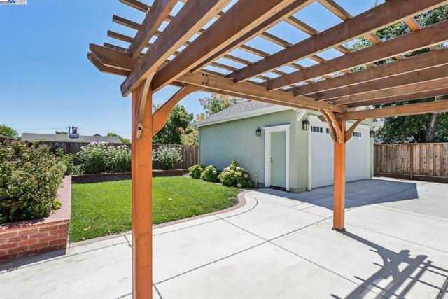 2145 Linden St, Livermore CA: https://media.crmls.org/mediaz/6927d3dd-7b5f-4251-9e42-fcc3bac01ce4.jpg