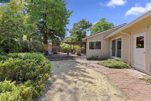10 Maureen Ct, Pleasant Hill CA: https://media.crmls.org/mediaz/692857da-7fe7-4bea-839b-3880898ade28.jpg