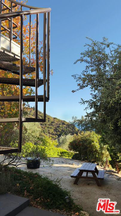 26533 Ocean View Drive, Malibu CA: https://media.crmls.org/mediaz/6928e30c-15a8-4752-af72-f6d239965c49.jpg