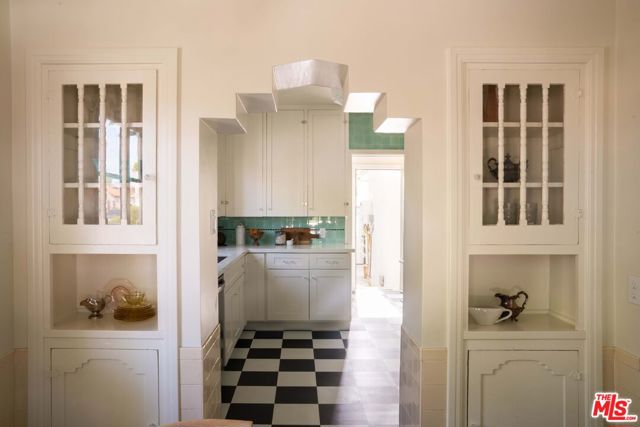 4331 4th Avenue, Los Angeles CA: https://media.crmls.org/mediaz/692ac8c3-ab43-449b-a626-c425ff64ea77.jpg
